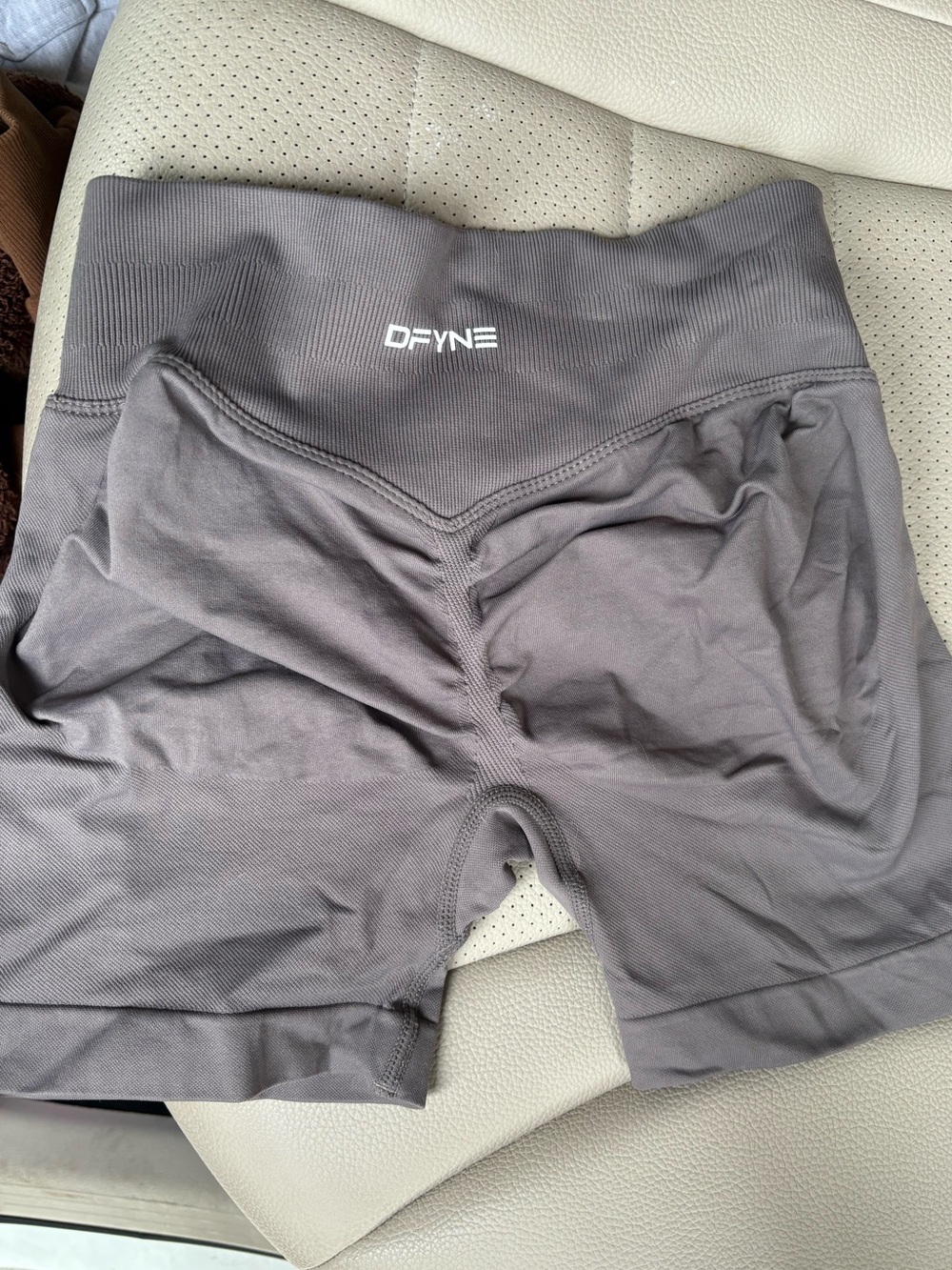 Dyfne impact 4'5 shorts in truffle